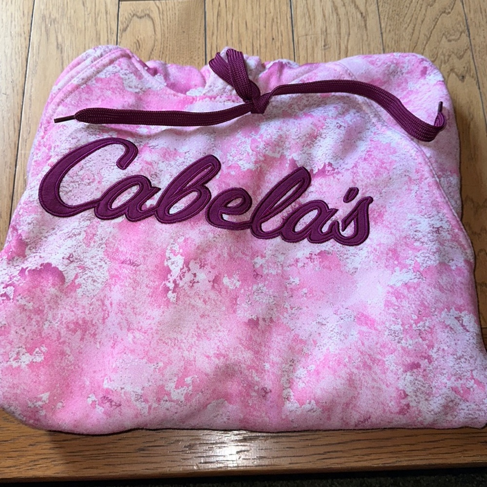 Cute Cabelas hoodie. Never worn! Thick material great quality.